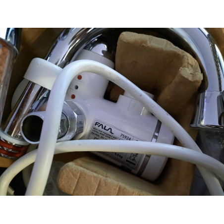 Momentinis vandens šildytuvas su dušu PROFI LCD KATLA-4 (Prekė su defektu 9902954)