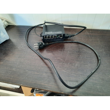 Šakotuvas TST SWITCH POE SPS-4P/1 (Prekė su defektu 9903100)