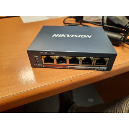 Hikvision DS-3E0105P-E(B) 4-Port PoE komutatorius (Prekė su defektu 9903107)